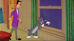 猫和老鼠：坏心汤姆在窗边搞怪逗狗，被主人严