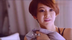 美女着急上班，大大咧咧就换起了衣服，一旁的