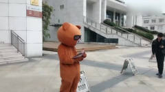 网红熊在电影院门口发传单！居然被嫌弃了！太