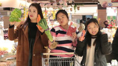 喜剧：小麦和小伙伴去超市买菜，她们又想吃素